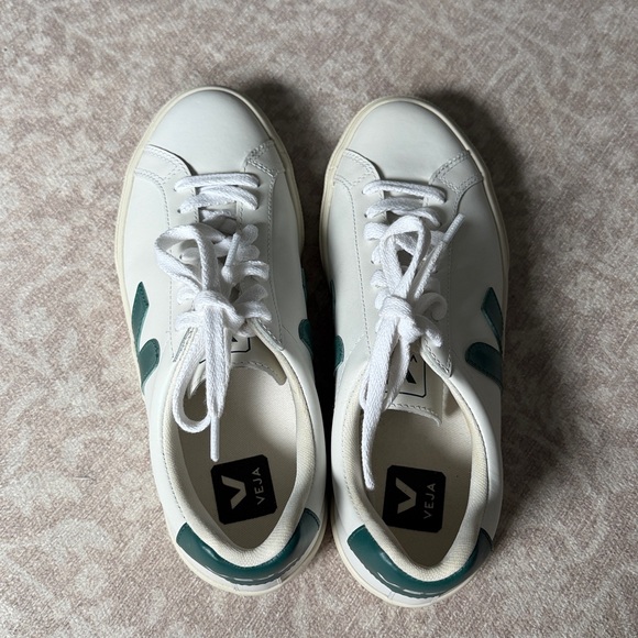Veja Sneakers - Picture 2 of 8